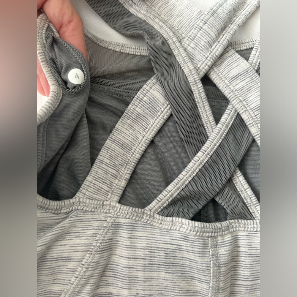 Women’s Lululemon Workout Top Sz. 4 - Picture 4 of 4